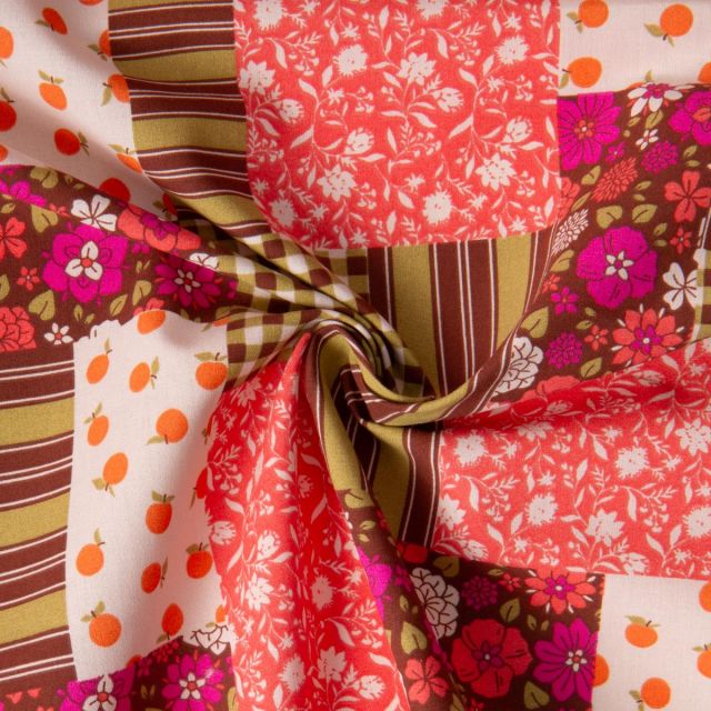 Tissu Coton imprimé Arty Suzie patchwork fleuri Cacao et Rose sur fond Beige