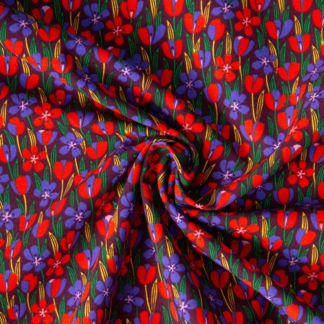 Tissu Coton imprimé Arty Gigi tapis fleuri Rouge et Violet sur fond Bordeaux
