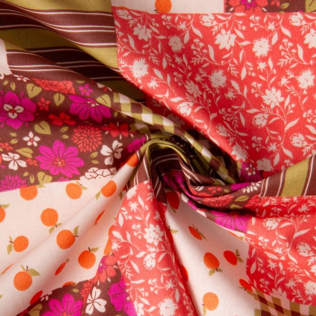 Tissu Coton enduit Suzie patchwork fleuri Cacao et Rose sur fond Beige