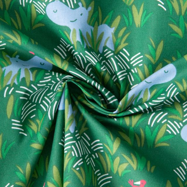 Tissu Coton imprimé Hippon Motifs enfants hippopotame nature sur fond Vert foncé