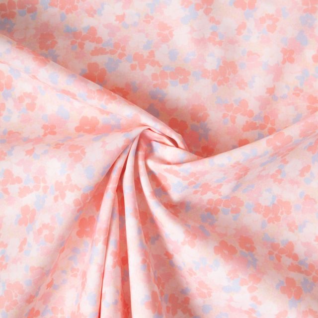 Tissu Popeline de Coton légère Fleurs rose pastel et bleu ciel sur fond Rose pâle