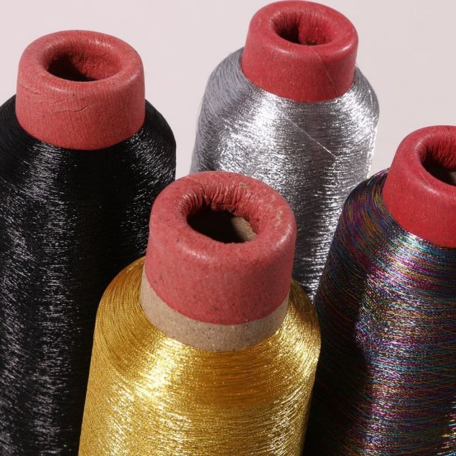 Cône de fil surjeteuse 100% Polyester 2740m - 4 couleurs métallisées