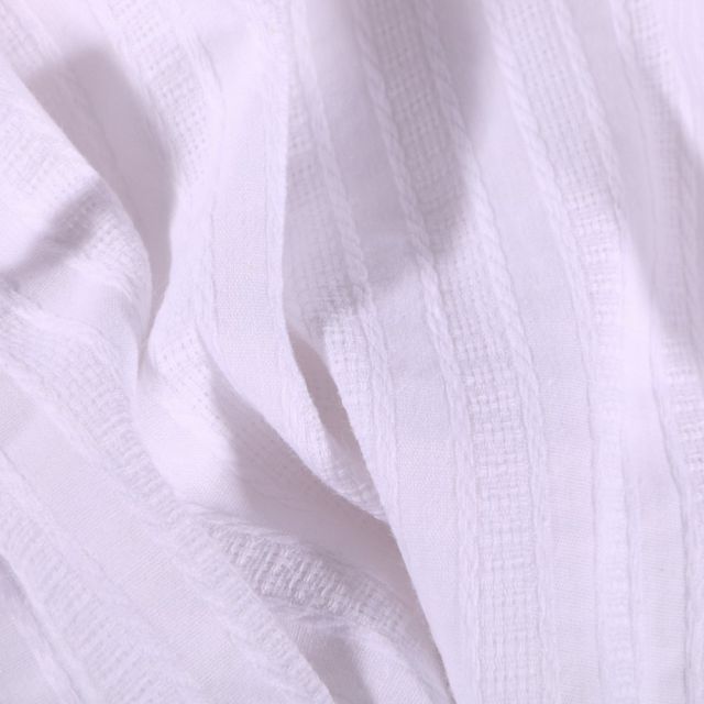 Tissu Coton Brodé Rayures maille sur fond Blanc - Par 10 cm