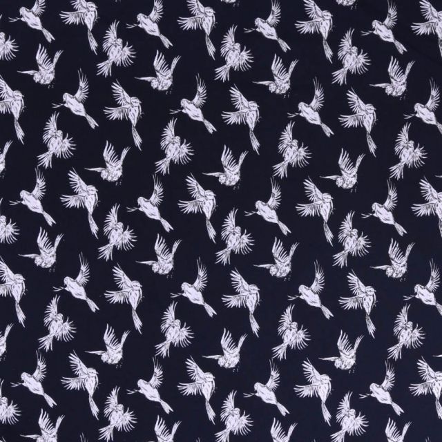 Tissu satin imprimé Oiseaux noirs et blancs en vol sur fond Bleu marine - Par 10 cm