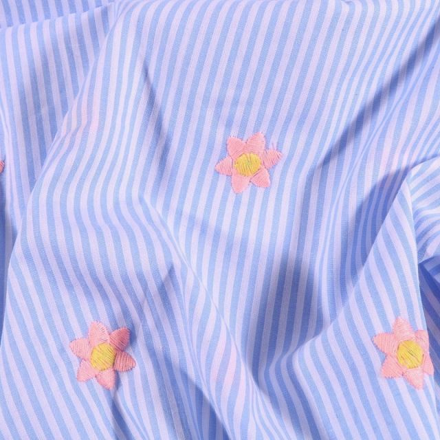 Tissu coton Brodé Fleurs rose et jaune et rayures bleu ciel sur fond Blanc - Par 10 cm
