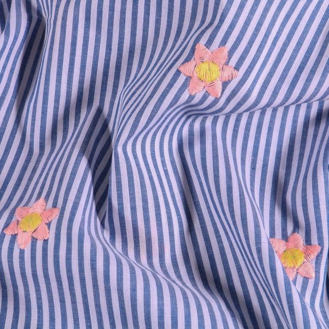 Tissu coton Brodé Fleurs rose et jaune et rayures bleu denim sur fond Blanc - Par 10 cm
