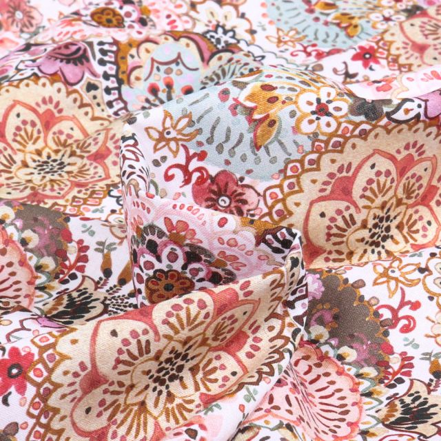 Tissu Coton imprimé Sweet Flower Manda Flowers sur fond Rose pâle