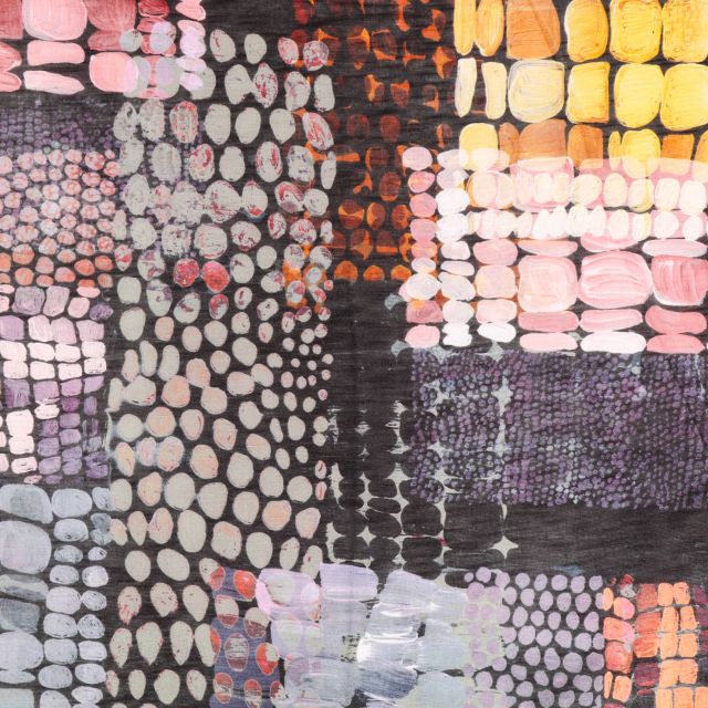 Tissu Maille dévorée Palette de galets Multicolores sur fond Noir - Par 10 cm