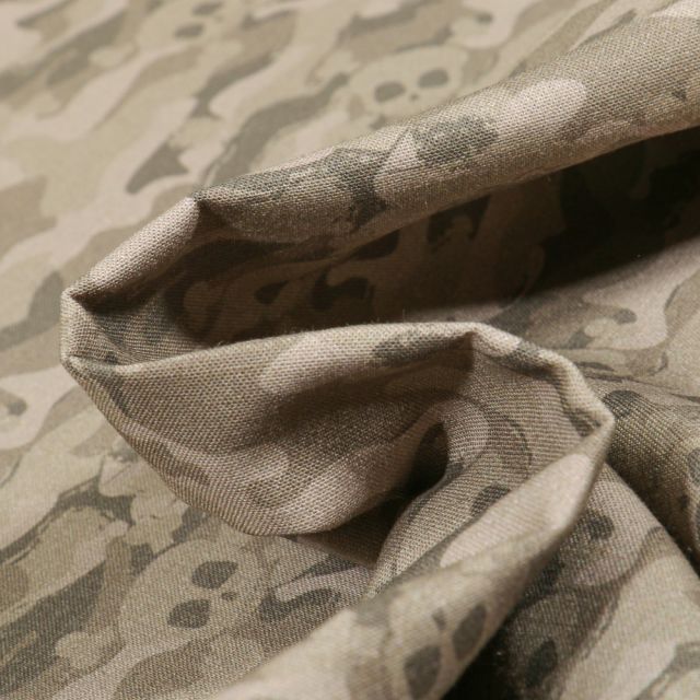 Tissu Coton MC Fabrics Têtes de mort camouflage sur fond Vert kaki clair