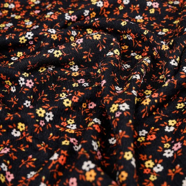 Tissu Crépon imprimé fleuris brique sur fond Noir
