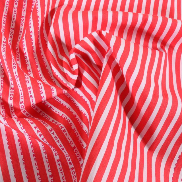 Tissu Coton imprimé Rayures blanches et lettres rouges sur fond Rouge