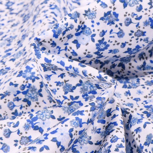 Tissu Popeline de coton Sweet Flower Louise bleu sur fond Blanc