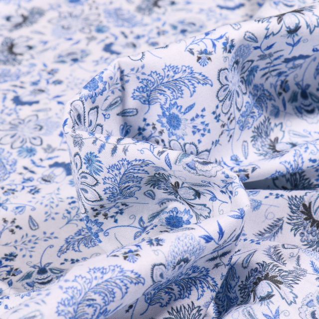Tissu Popeline de coton  Sweet Flower Camille bleu sur fond Blanc