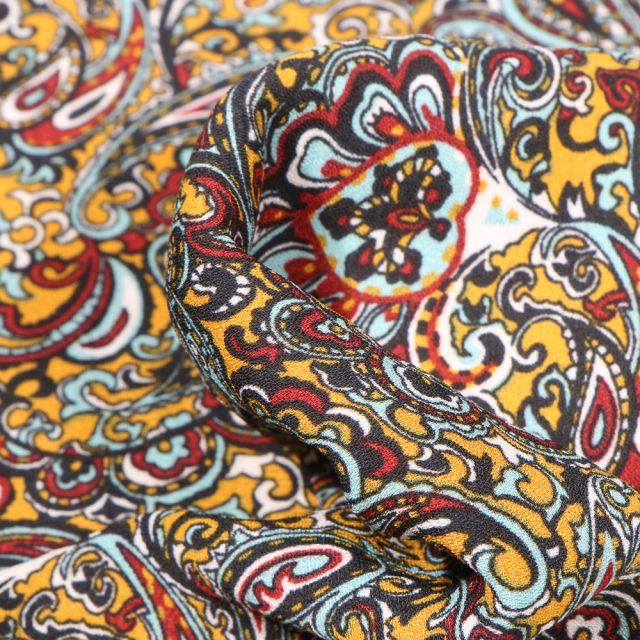 Tissu Crêpe georgette Arabesque coloré sur fond Jaune