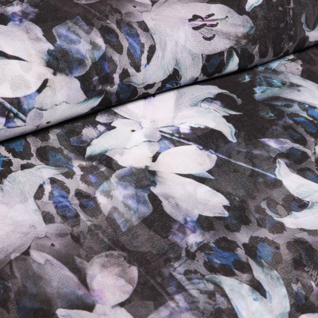 Tissu Crêpe lisse Fleurs et taches de léopard colorés sur fond Bleu