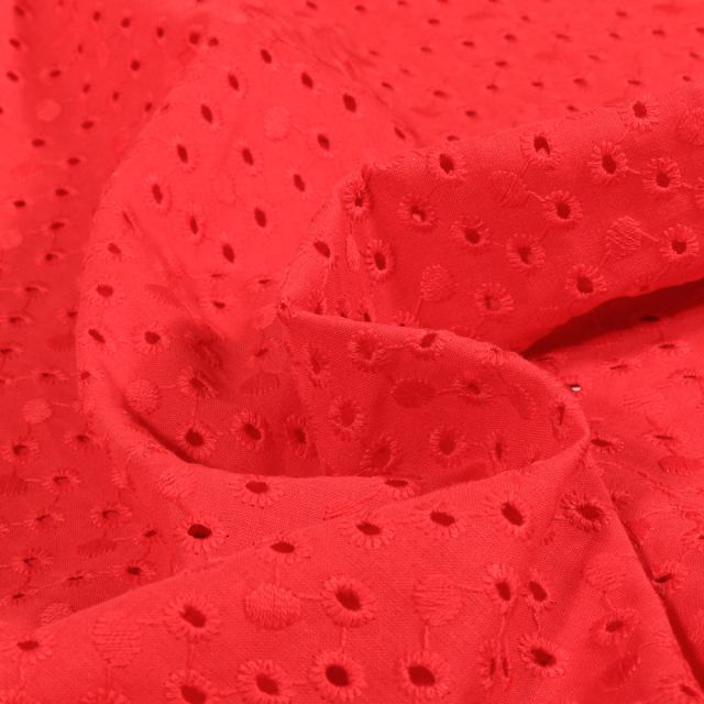 Tissu Broderie anglaise Dotty's sur fond Rouge