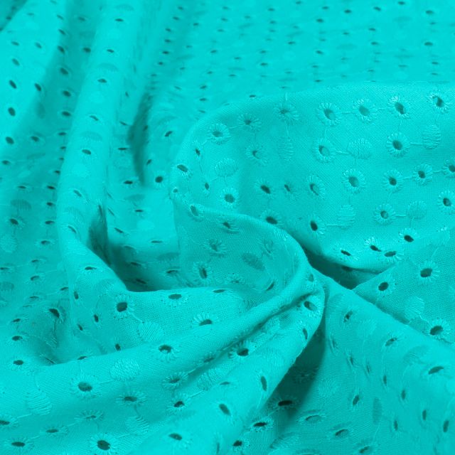 Tissu Broderie anglaise Dotty's sur fond Bleu turquoise
