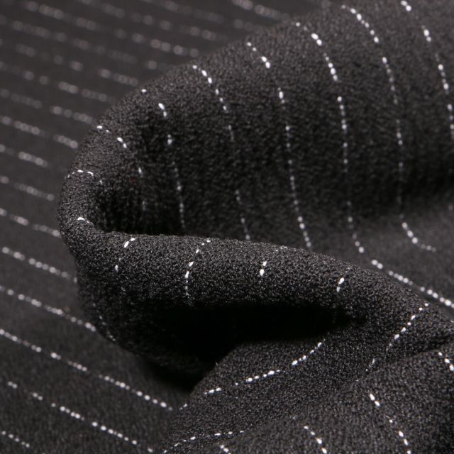 Tissu Crêpe texturé Rayures blanches sur fond Noir