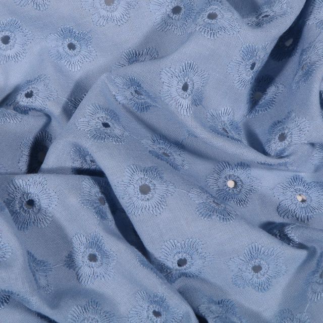 Tissu Coton ajouré Fleurs brodées sur fond Bleu indigo - Par 10 cm