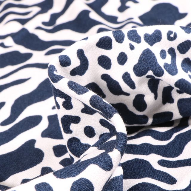 Tissu Jersey Viscose avec aspect crêpe Taches léopard sur fond Bleu marine