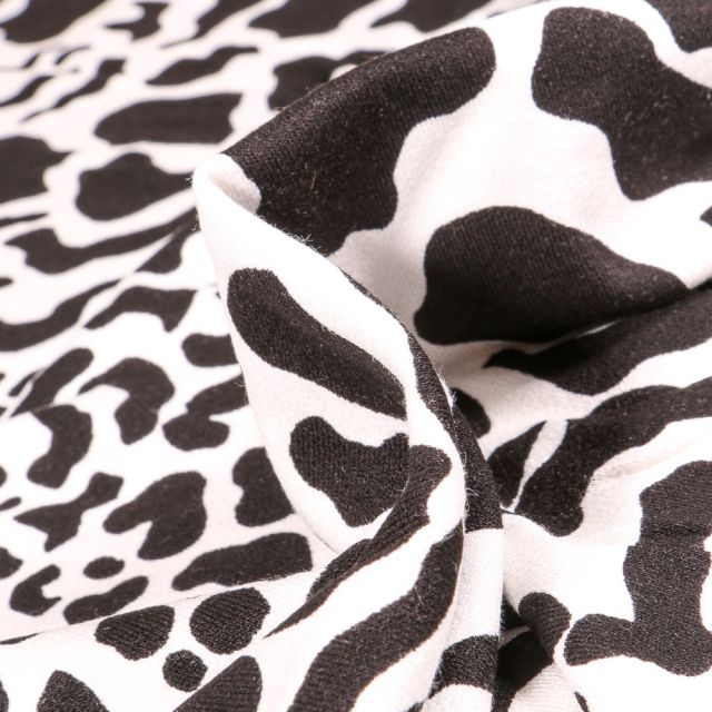 Tissu Jersey Viscose avec aspect crêpe Taches léopard sur fond Noir