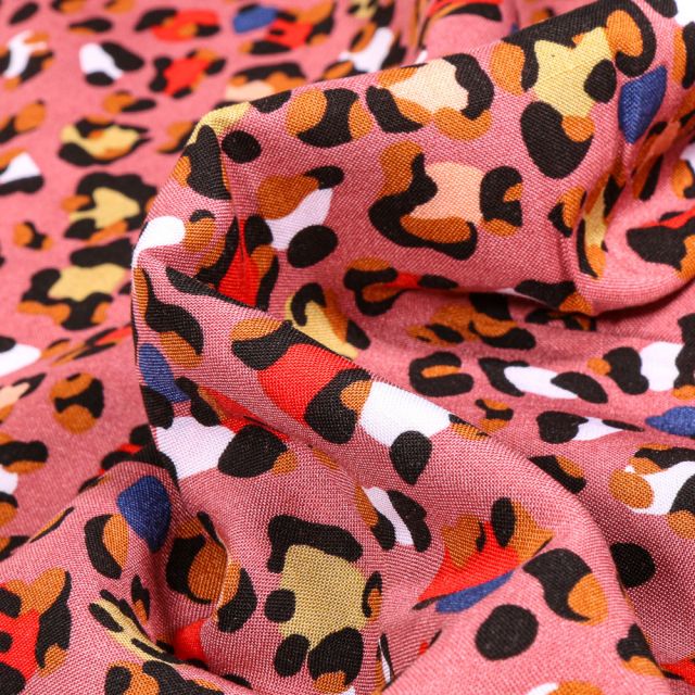 Tissu Viscose Taches léopard  colorées sur fond Bois de rose