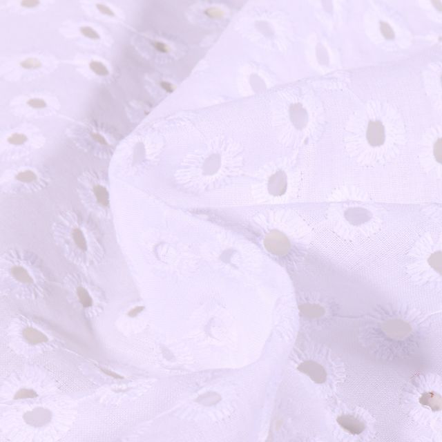 Tissu Coton brodé ajouré Ronds sur fond Blanc