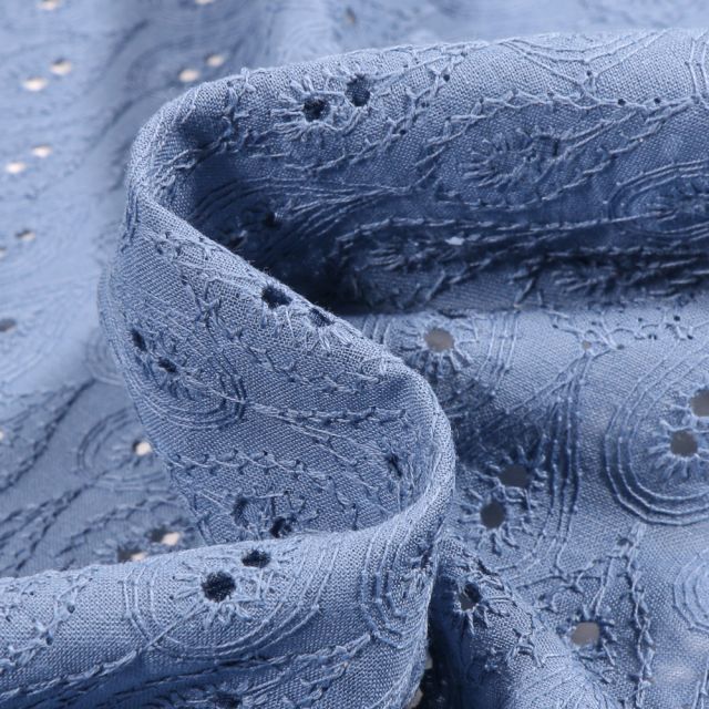 Tissu Coton brodé ajouré Motifs cachemire sur fond Bleu indigo