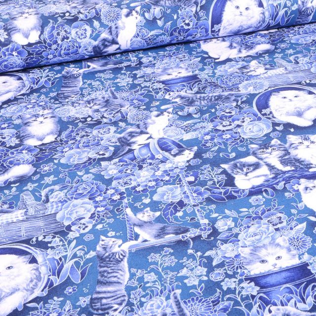 Tissu Coton imprimé QT Fabrics Sacré de Birmanie sur fond Bleu