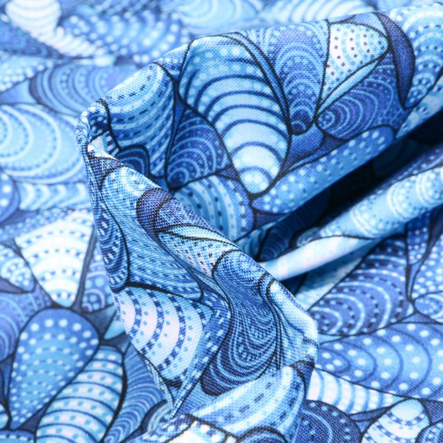 Tissu Coton QT Fabrics  Way Under Surya sur fond Bleu roi