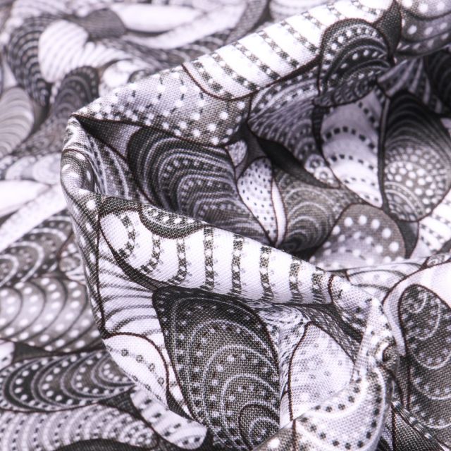Tissu Coton QT Fabrics  Way Under Surya sur fond Blanc
