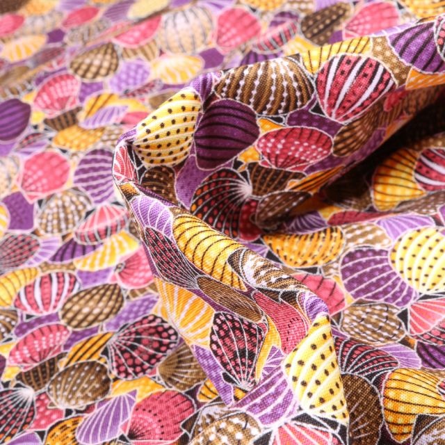 Tissu Coton  QT Fabrics Way Under Ayush sur fond Violet