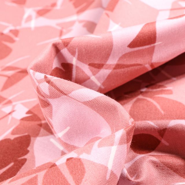 Tissu Coton imprimé QT Fabrics Feuilles superposés sur fond Vieux rose