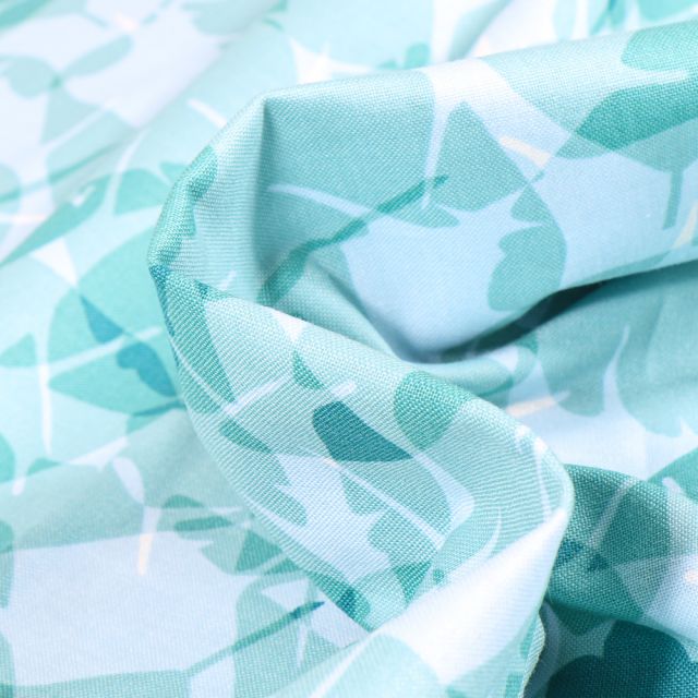 Tissu Coton imprimé QT Fabrics Feuilles superposés sur fond Bleu lagon