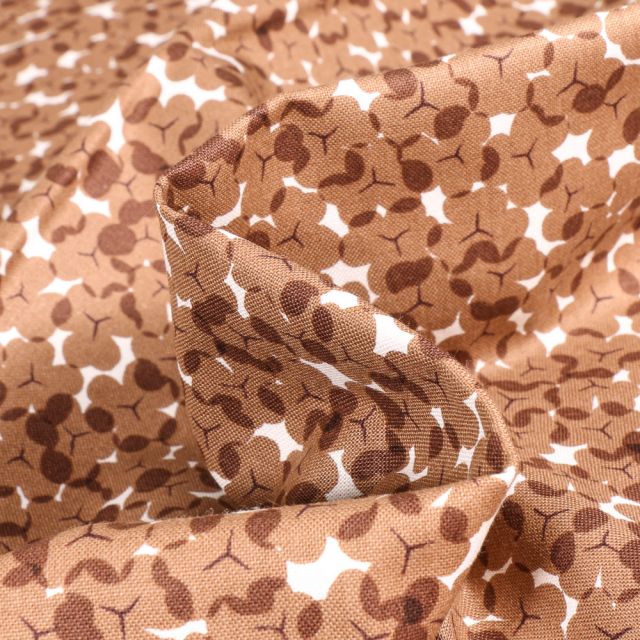 Tissu Coton imprimé QT Fabrics Confettis marrons sur fond Blanc