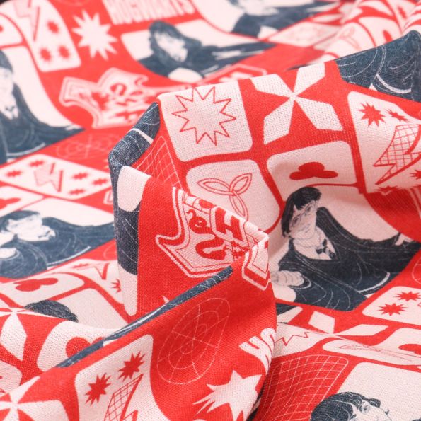 Tissu Coton imprimé sous licence Harry Potter Hogwarts sur fond Rouge - Par  10 cm