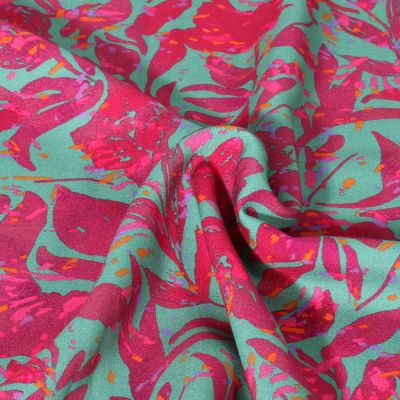 Tissu Viscose Arty Alaia fleuris violet sur fond Vert émeraude - Par 10 cm