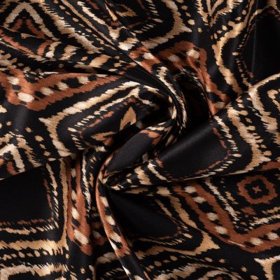 Tissu Viscose Satiné imprimé patchwork ethnique Taupe sur fond Noir - Par 10 cm