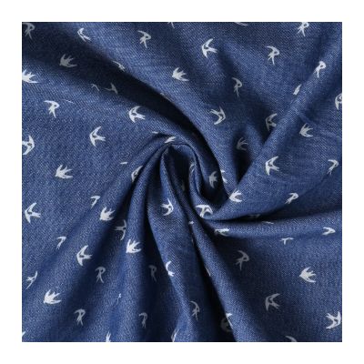 Tissu Chambray de coton Hirondelles sur fond Bleu jean - Par 10 cm