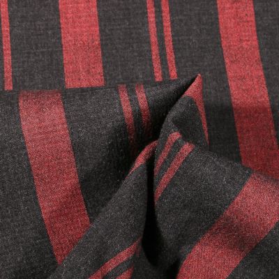 Coupon Tissu Crêpe imprimé Rayures fines et épaisses rouge sur fond Gris anthracite - Coupon de 60 cm