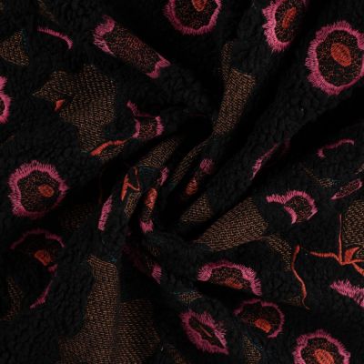 Tissu Sherpa Teddy brodé Pivoines stylisées sur fond Noir - Par 10 cm