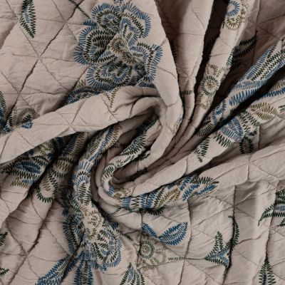 Tissu Matelassé réversible fleurs stylisées brodées Bleu sur fond Grège - Par 10 cm