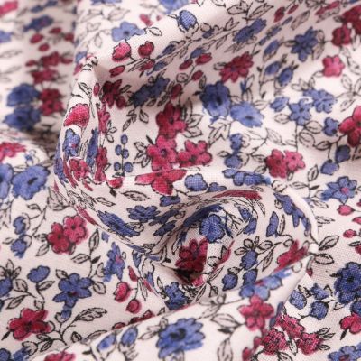 Coupon Tissu Coton imprimé Arty Léonie pourpre et bleu sur fond Blanc - Par coupon de 3 mètres