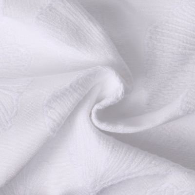 Tissu Jacquard Yasuko feuilles ginkgo Blanches sur fond Blanc - Par 10 cm