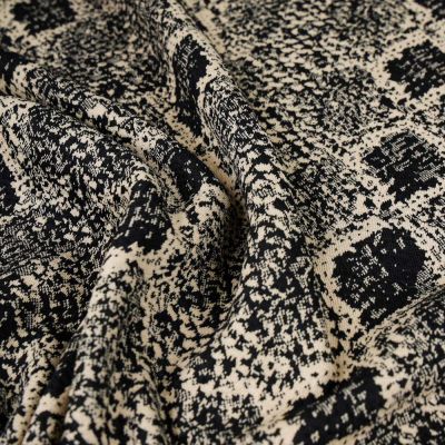 Tissu Maille Jacquard Reptiles beige sur fond Noir - Par 10 cm