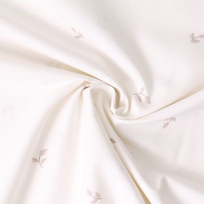 Tissu Popeline de Coton  feuilles Elia sur fond Ecru - Par 10 cm