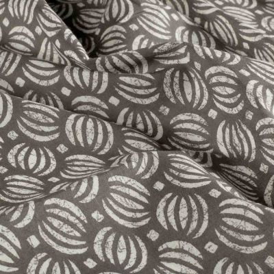 Tissu  Voile de Coton Batik Saria sur fond Gris - Par 10 cm