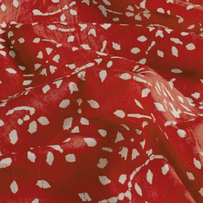 Tissu  Voile de Coton Batik Naya sur fond Rouge - Par 10 cm