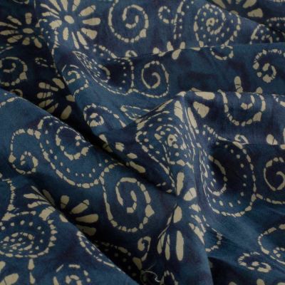 Tissu  Voile de Coton Batik Naya Bali sur fond Bleu marine - Par 10 cm