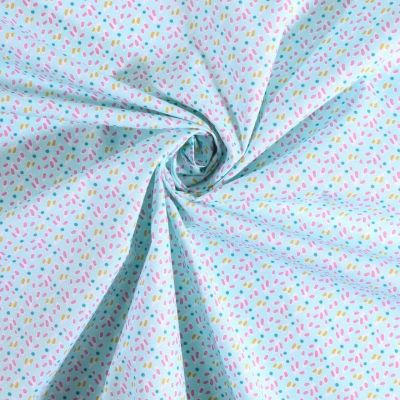 Tissu coton imprimé Arty Pétales vertes et rose sur fond Bleu ciel - Par 10 cm
